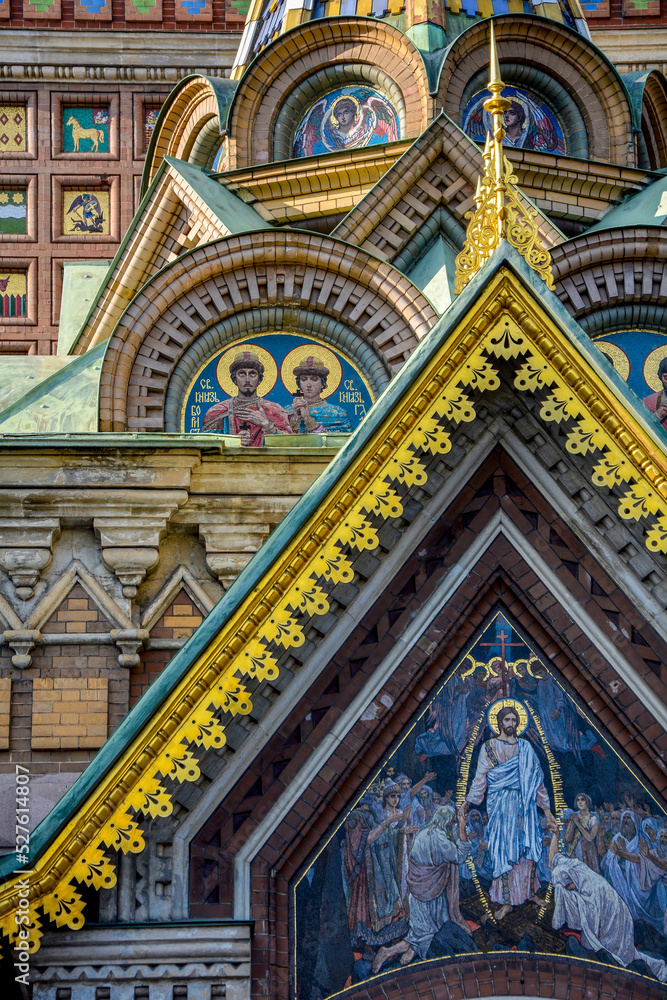 Obraz premium Details of the facade and frescoes of the famous and colorful church of the Saviour on Spilled Blood in Saint Petersburg, Russia