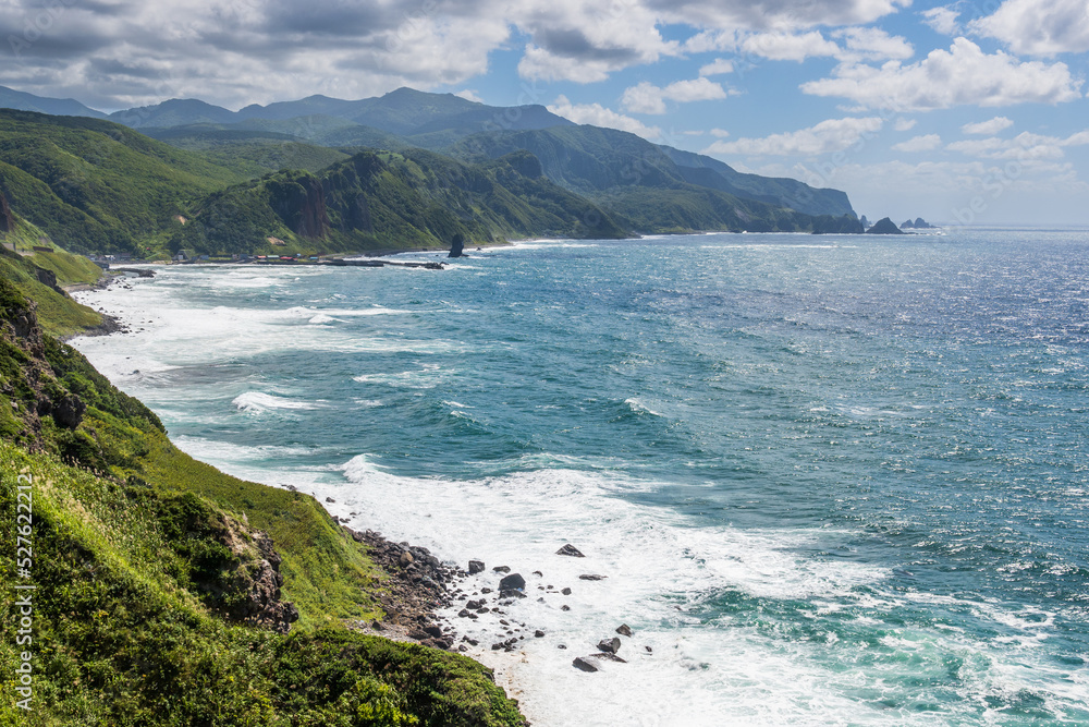 積丹ブルーの大海原にせり出した絶景の神威岬の西海岸