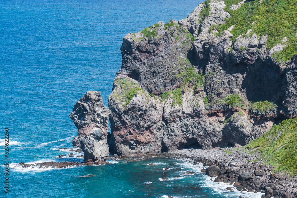 積丹ブルーの大海原にせり出した絶景の神威岬の名所 水無しの立岩に念仏トンネル