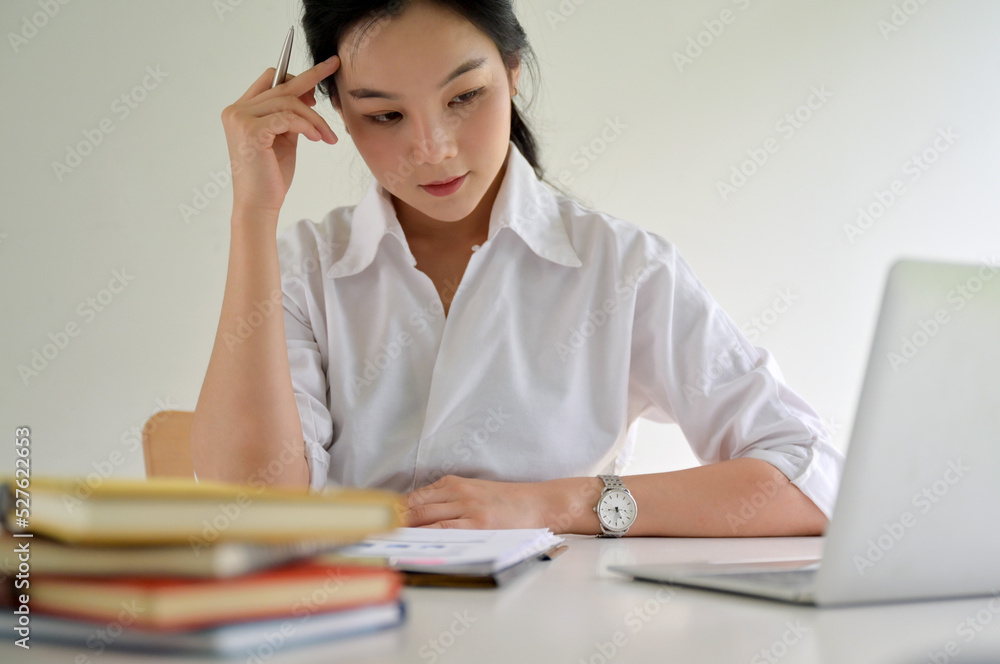 The new generation of business women are using the idea of management. The new generation of business women are using the idea of management.