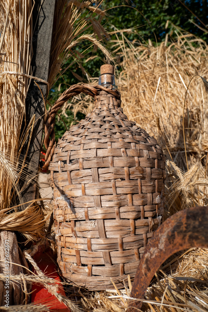 Garrafão de vidro antigo com revestimento em madeira Stock Photo ...