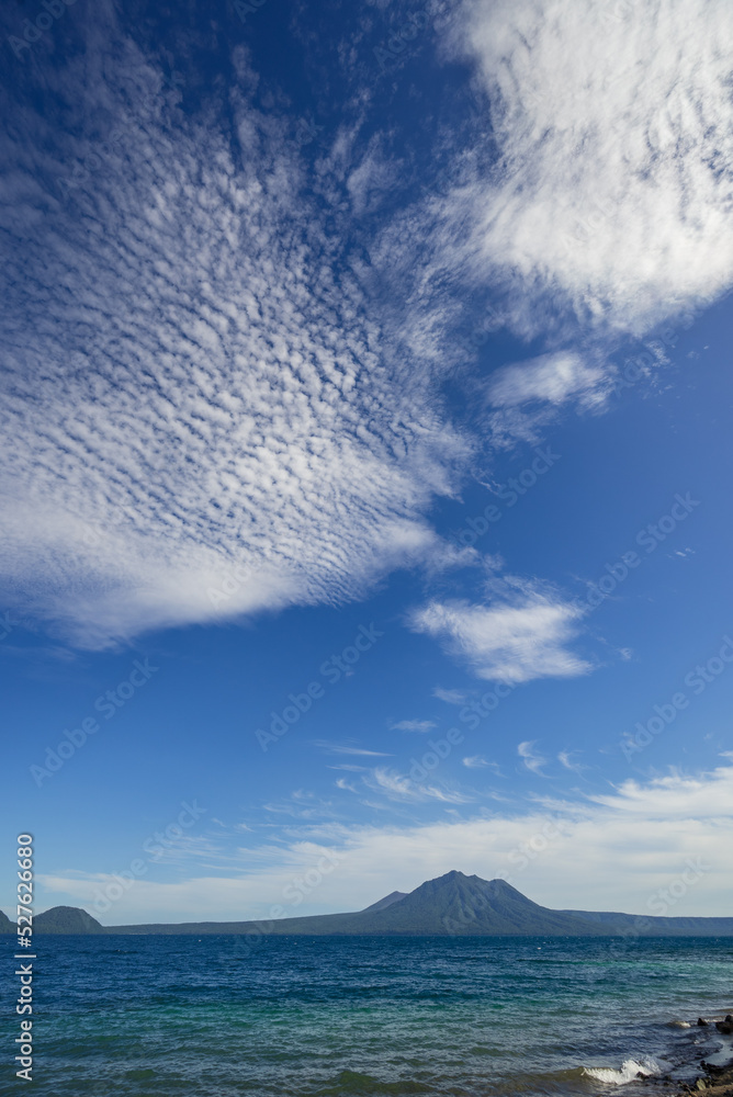 支笏湖ブルー ポロピナイ園地からの風不死岳上空の青空、白い雲