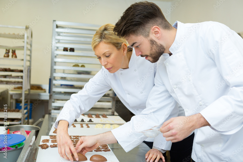 Obraz premium making chocolate