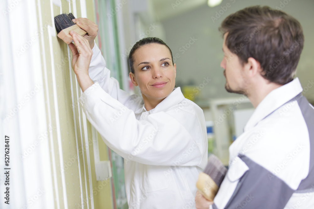 Obraz premium man and woman durinf renovation