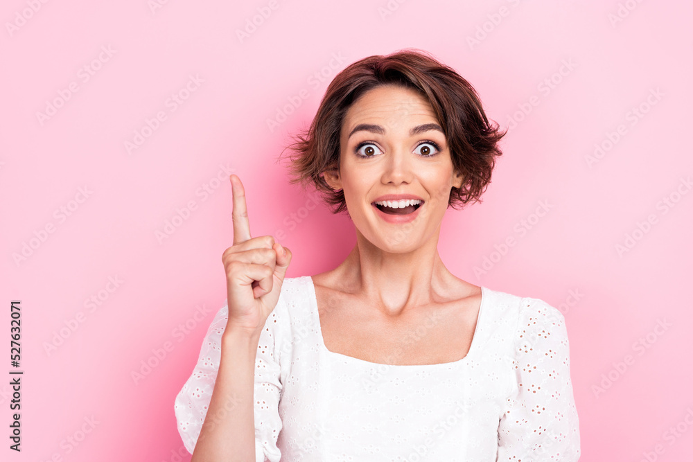 Photo of stunning young woman raise finger excited find creative solution dressed trendy white garment isolated on pink color background Photo of stunning young woman raise finger excited find creative solution dressed trendy white garment isolated on pink color background