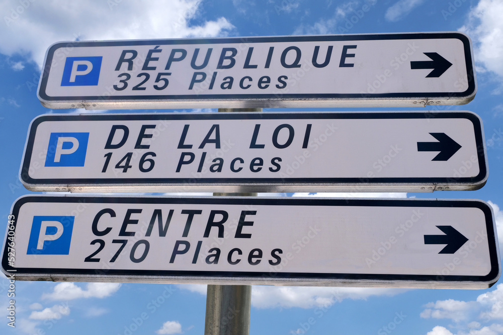 Panneau indiquant des parkings de la ville de Vannes en Bretagne