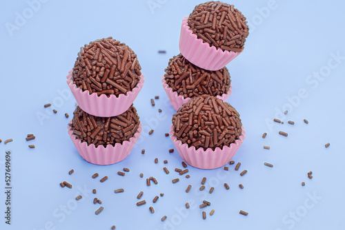 Deliciosos brigadeiros de chocolate com granulado. doces finos.  photo