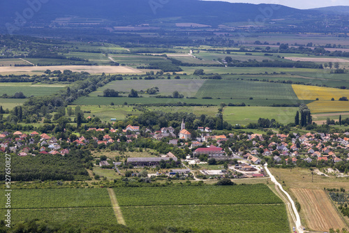 Kleindorf in Ungarn im Tal