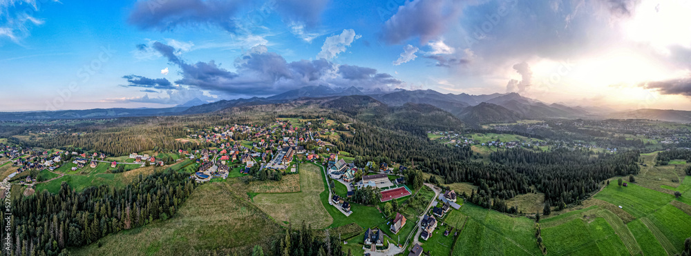 Panorama gór z lotu ptaka, Tatry w Polsce przed zachodem słońca latem