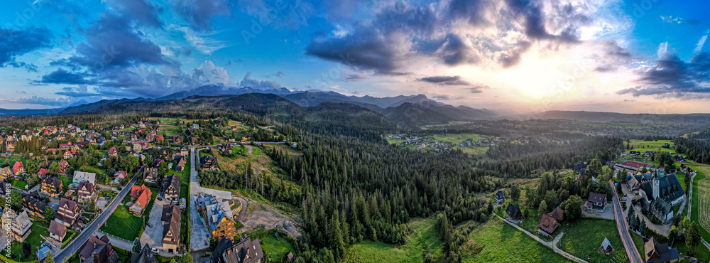 Panorama gór z lotu ptaka, Tatry w Polsce przed zachodem słońca latem