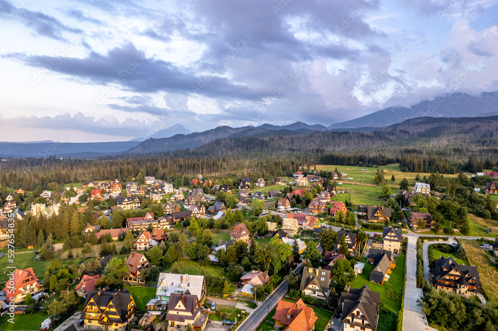 Panorama gór z lotu ptaka, Tatry w Polsce przed zachodem słońca latem
