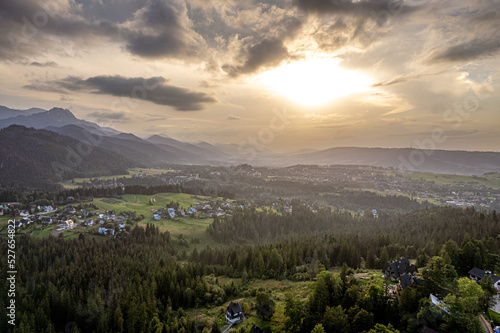 Panorama g  r z lotu ptaka  Tatry w Polsce przed zachodem s  o  ca latem