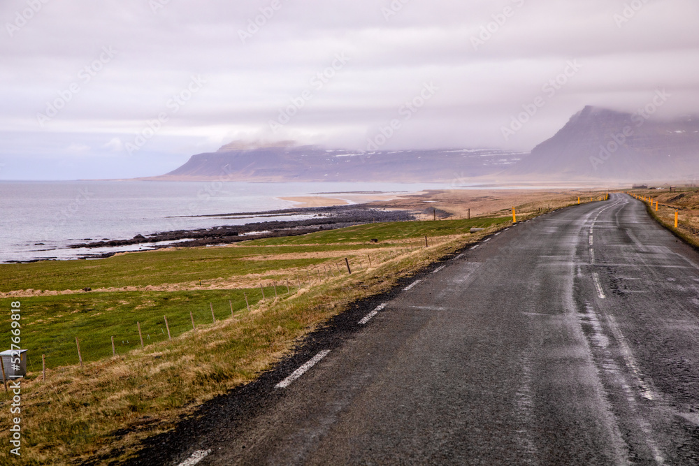 Fototapeta premium wolkenverdeckt berge an einer Küstenstraße in island - Barðastrandarsandur