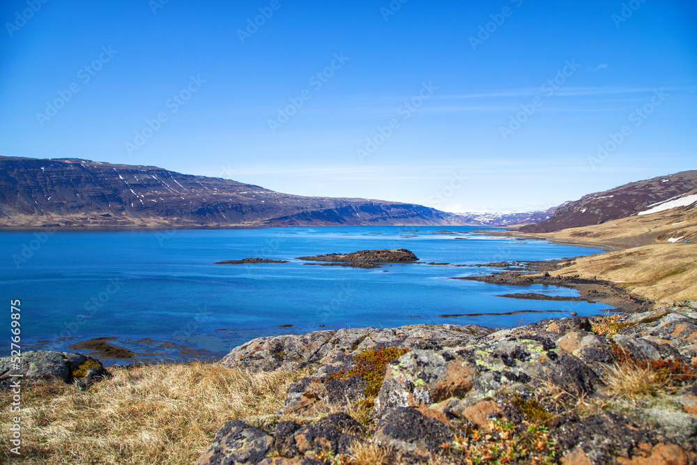 tiefblaue fjordlandschaft mit Inseln und bergen - in der nähe von Gufudalur