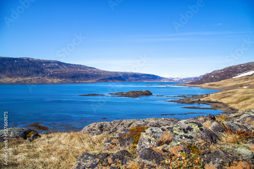 tiefblaue fjordlandschaft mit Inseln und bergen - in der nähe von Gufudalur