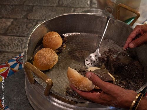 preparazione di cibo di strada, panini con la milza a Palermo.  photo