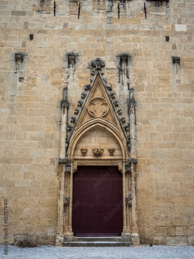 imagen puerta de monasterio con las paredes de piedra 