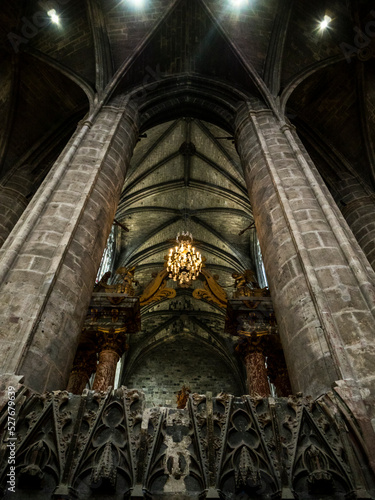 imagen de dos columnas y la l  mpara en medio en una iglesia 