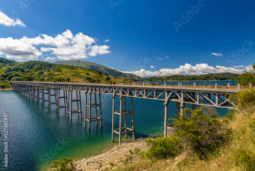 Valokuva Bridge Ponte delle Stecche, Lago di Campotosto in National Park Gran Sasso e Mon
