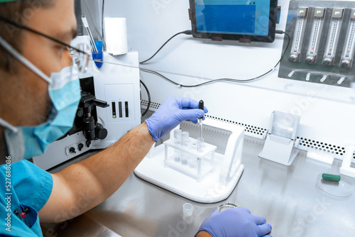 Foto Sperm and Eggs Samples - ivf - in vitro fertilization, egg freezing or working with Micro Pipette vaccine, treatment or medicine research