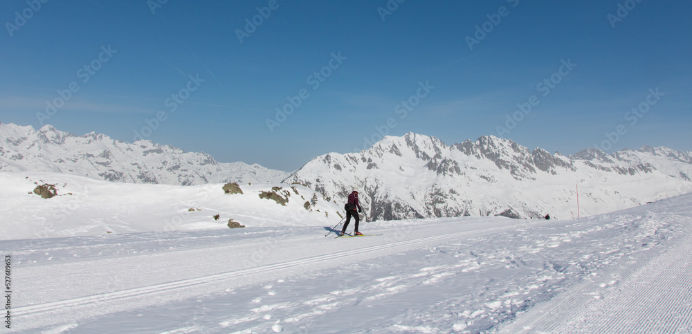 ski de fond sur une piste enneigée des alpes en hiver