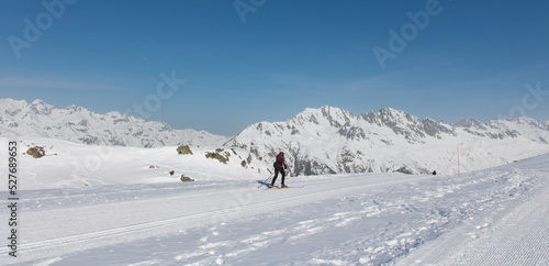 ski de fond sur une piste enneigée des alpes en hiver