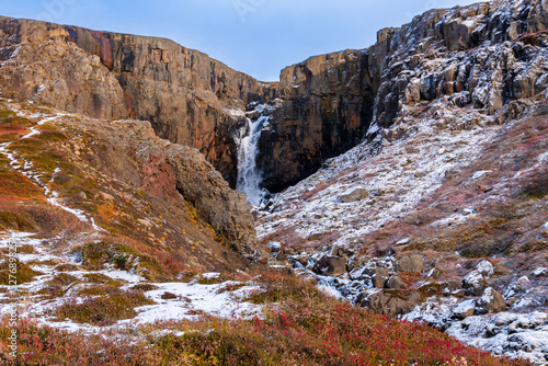 der Wasserfall, Fardagafoss, ist sehr schön auf dem Berg im Osten von Island gelegen, umgeben von vielen Blaubeeren