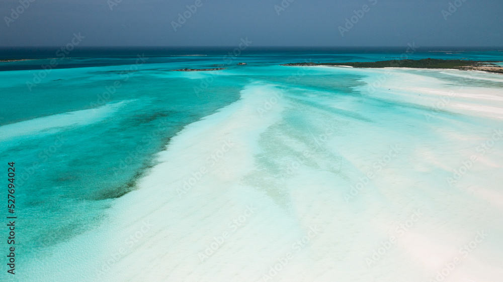 Obraz premium Aerial view of Man O War sandbar in Exuma, Bahamas
