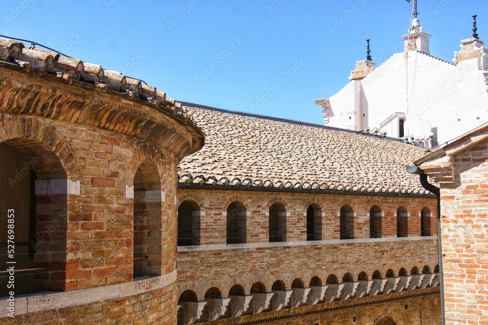 mura antica con tetto