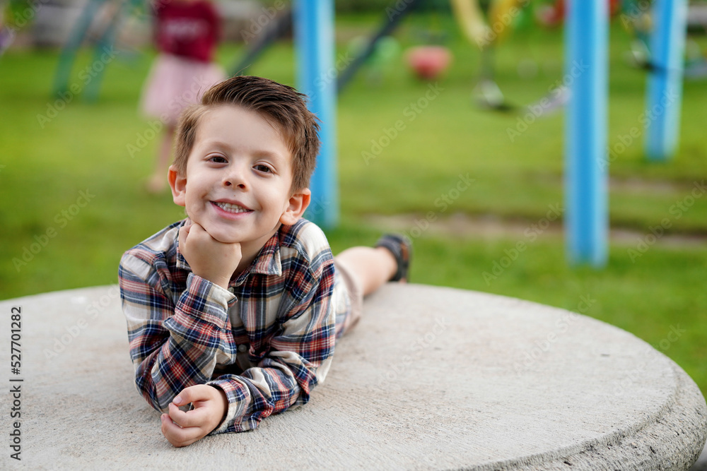 Niño feliz latino rubio posando para retrato disfrutando de un hermoso atardecer en el parque al aire libre jugando y siendo alegre y contento Niño feliz latino rubio posando para retrato disfrutando de un hermoso atardecer en el parque al aire libre jugando y siendo alegre y contento