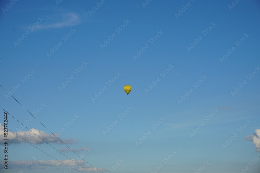 Latający balon na niebie i widoczne linie elektryczne - obrazy, fototapety, plakaty 
