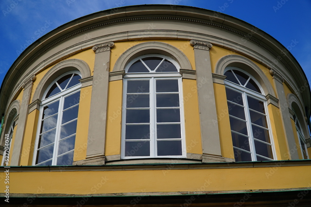 Obraz premium The Georg Ludwig Friedrich Laves library pavilion was built 1817 in front of the Mountain Garden (Berggarten), Hannover Herrenhausen, Germany. Front view of the building with rotunda architecture.