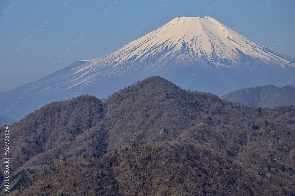 丹沢の丹沢主稜　大室山より望む富士山
丹沢　大室山より富士山、その手前左が畦ヶ丸、右が菰釣山、手前が善六山
