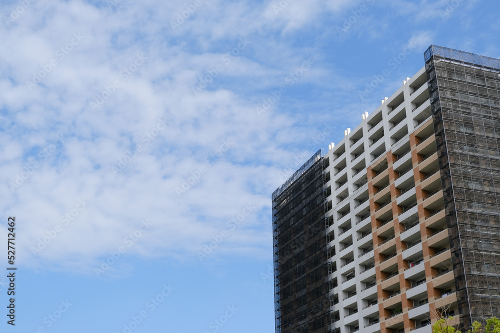 横写真 マンション 集合住宅 外壁工事 足場 大規模修繕 横写真 マンション 集合住宅 外壁工事 足場 大規模修繕