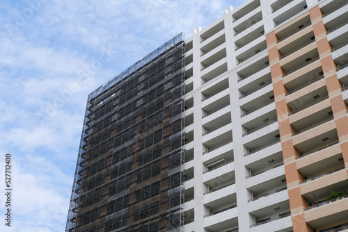 横写真　マンション　集合住宅　外壁工事　足場　大規模修繕