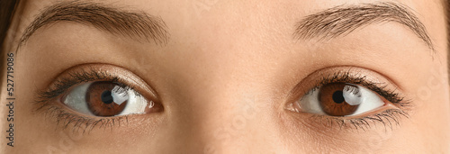 Young woman with brown eyes...