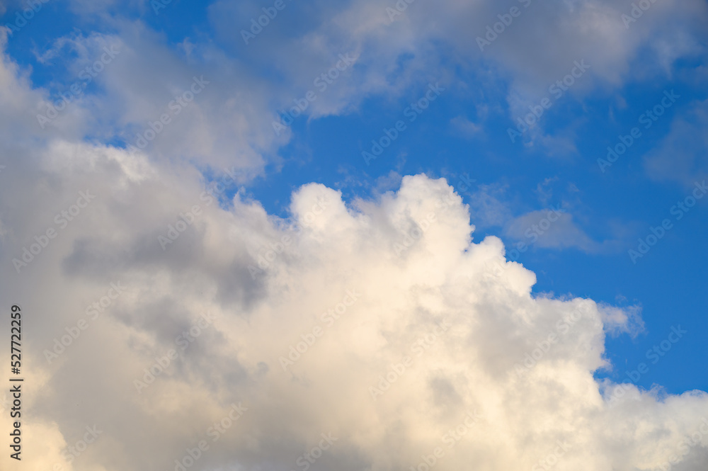 Fototapeta premium Dramatic cloudscape on a sunny day, blue sky and white clouds as a nature background 
