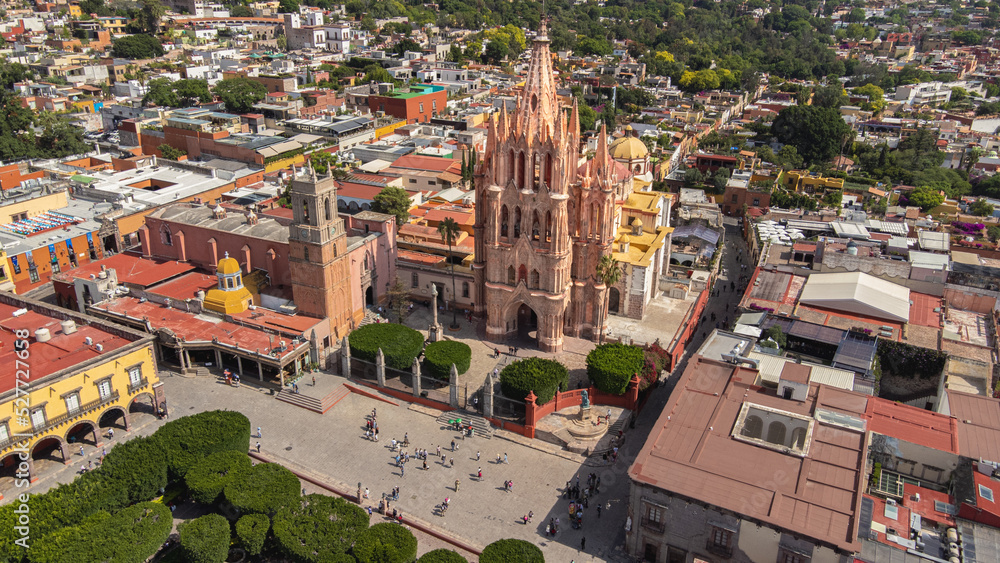 Obraz premium the church Parroquia Archangel Jardin Town Square Night Tree Decoraciones San Miguel de Allende, México. Parroaquia. Night and morning light in a drone view.