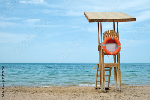 Canvastavla Emplty wooden lifeguard station on sandy beach on ocean shore in summer