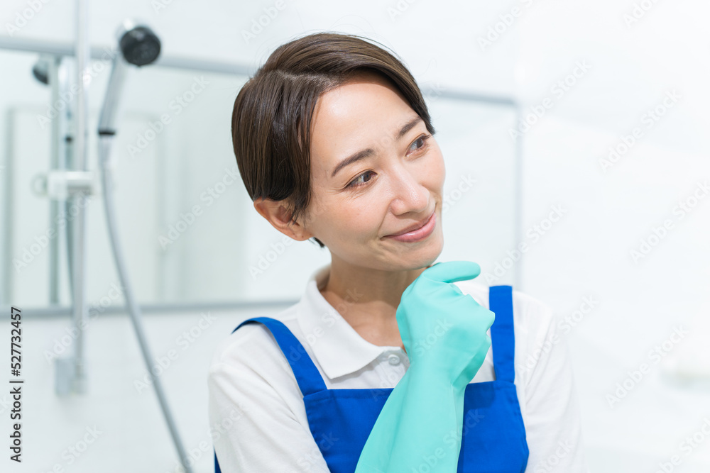 エプロンと手袋をつけ考える日本人女性 エプロンと手袋をつけ考える日本人女性
