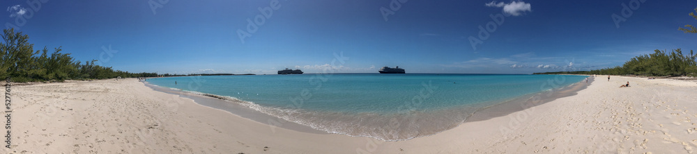 Traumreise Karibikkreuzfahrt mit Kreuzfahrtschiffen auf Bahamas Privatinsel und einsamem Strand mit Palmen auf Insel	