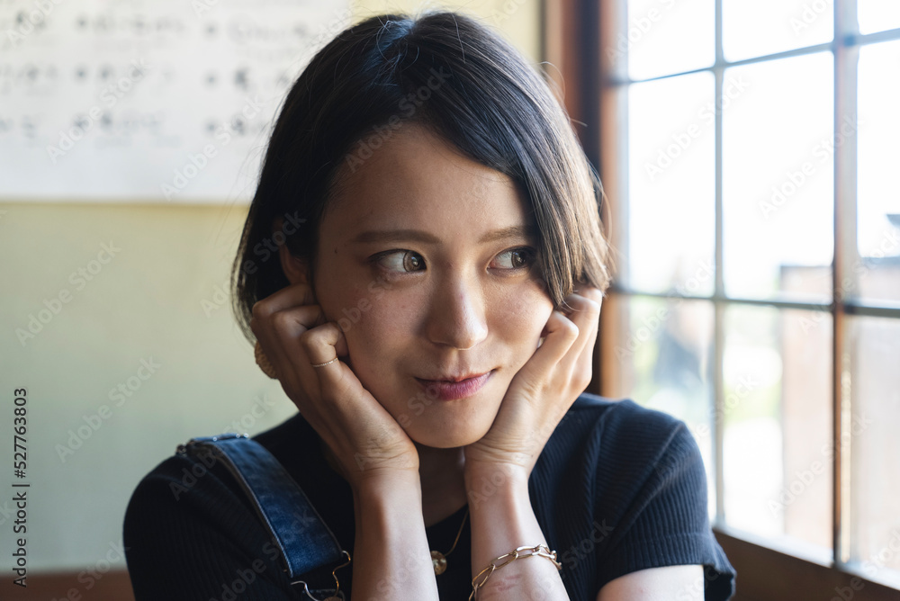 頬杖をつく女性 頬杖をつく女性