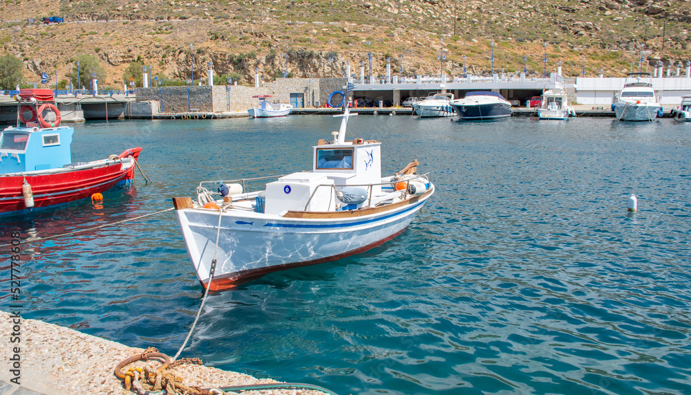 Obraz premium Fischerboot im Hafen Die malerische Hauptstadt Chora bekannt als Mykonos-Stadt auf der beliebten Kykladeninsel Mykonos, Griechenland