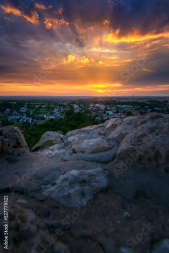 Fototapeta Naklejka Na Ścianę i Meble -  Panorama krajobraz zachód słońca - Ogrodzieniec - widok na miasto