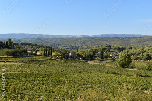 Vue du Beausset sur la vallée du silence et le massif de la Sainte Baume (VAR)