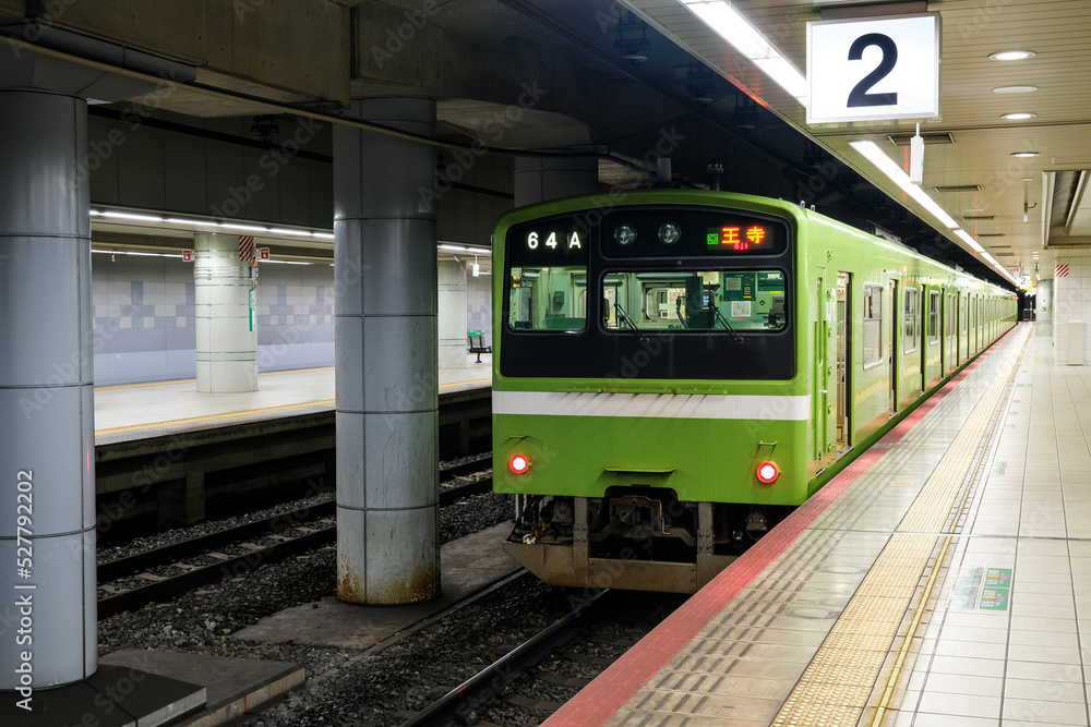 Fototapeta premium 地下駅に停車中の通勤型電車