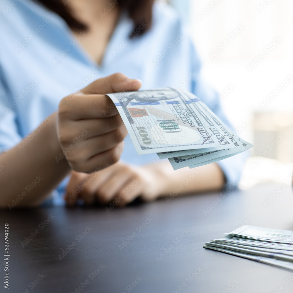 Counting money, businessmen have analyzed between cash and credit card which is consistent and convenient to spend in the present day. Counting money, businessmen have analyzed between cash and credit card which is consistent and convenient to spend in the present day.