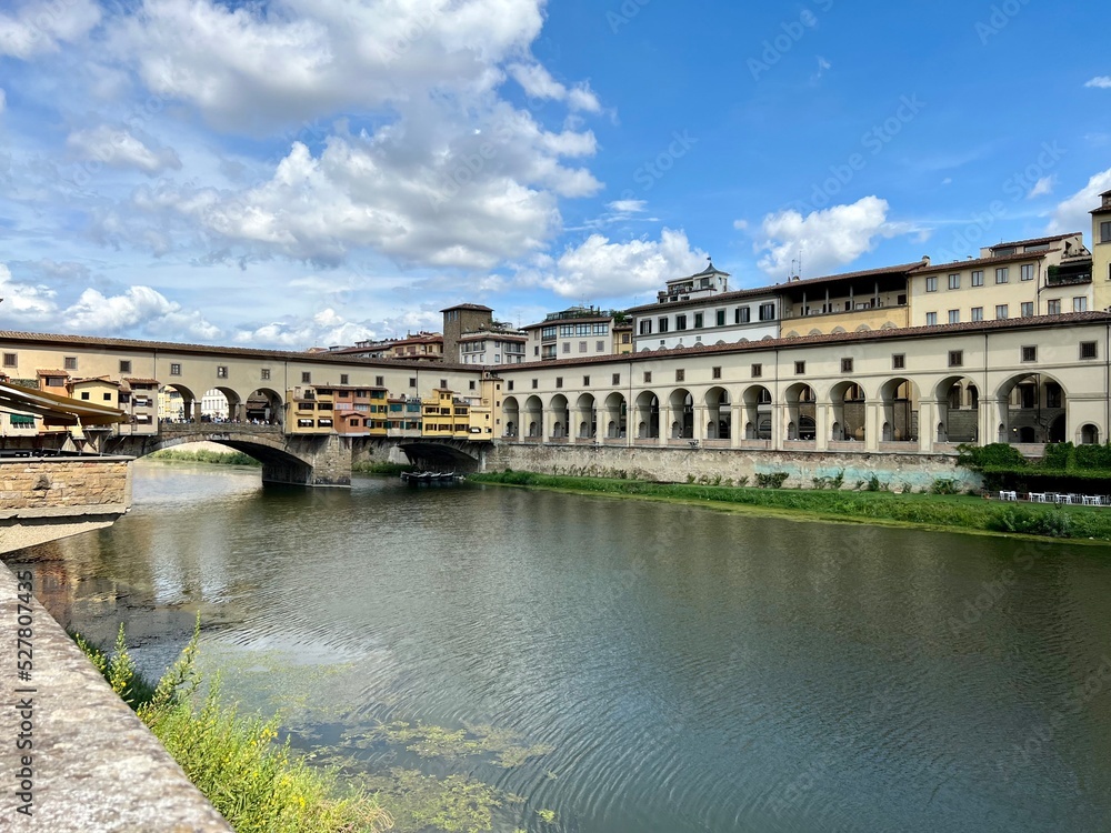 Arkadengang der Uffizien und die Ponte Vecchio in Florenz, Italien