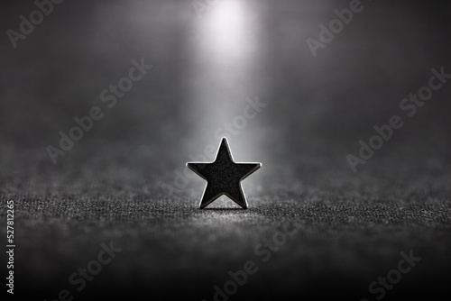 Fotografia A single lone star receiving light from above