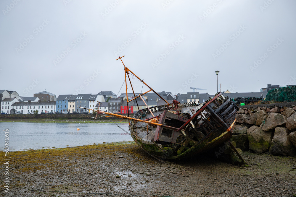 Vieux bateau abandonné échoué dans un port à Galway Vieux bateau abandonné échoué dans un port à Galway